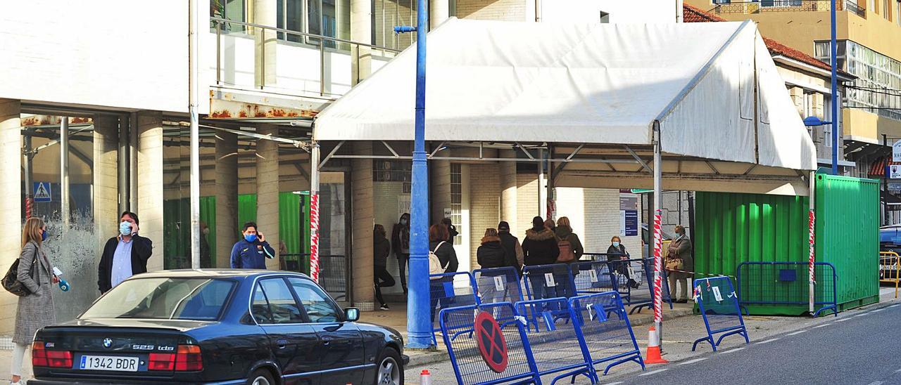 En primer término, carril situado frente al centro de salud que se habilitará para las pruebas de antígenos en Cambados. |   // IÑAKI ABELLA