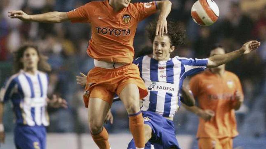 Silva peina el balón de cabeza en una de las jugadas de ataque del Valencia