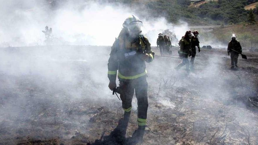 Miembros de los servicios de extinción actuando en el incendio de ayer en Sanguiñedo, Dozón. // Bernabé/Luisy