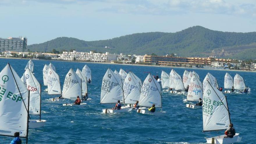 La flota navega en aguas de Platja d’en Bossa. | D.I.