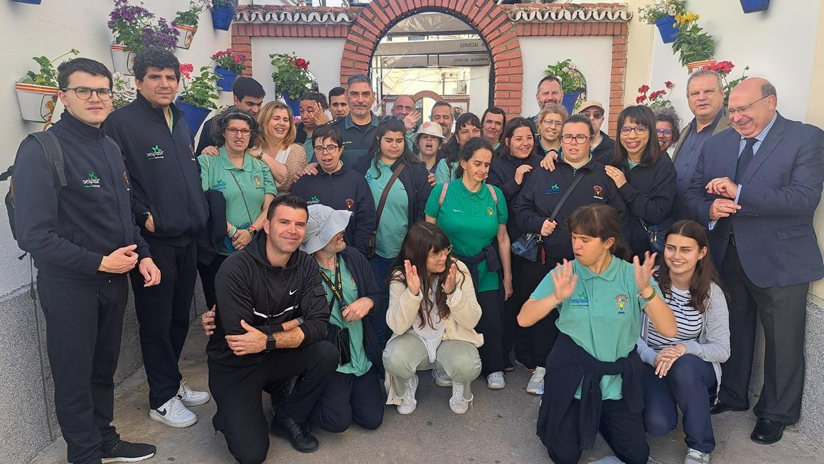 El coronel de la Guardia Civil Ramón María Clemente Castrejón junto a los jóvenes de Acopinb y los responsables de la Asociación de Amigos de los Patios Cordobeses.