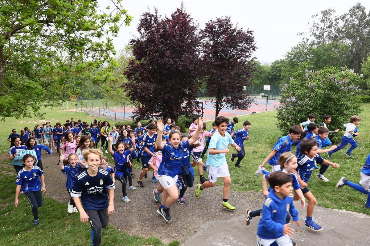 EN IMÁGENES: Los alumnos del colegio École se visten de azul para apoyar al Real Oviedo