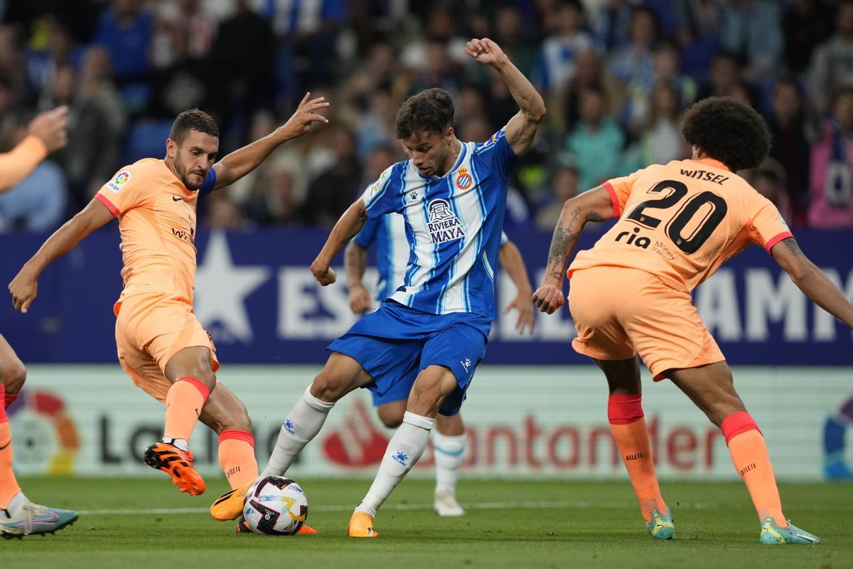 Espanyol’s forward Javi Puado (C) in action between Atletico’s Koke Resurreccion (R) and Axel Witsel (R) during the Spanish LaLiga soccer match between RCD Esapnyol and Atletico Madrid played at RCD Stadium in Barcelona, Spain, 24 May 2023. EFE/Alejandro Garcia