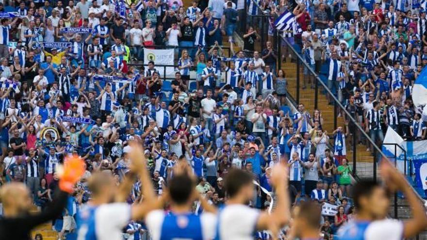 Los jugadores del Hércules aplauden al graderío casi lleno durante el Hércules-Cádiz del 26 de junio.