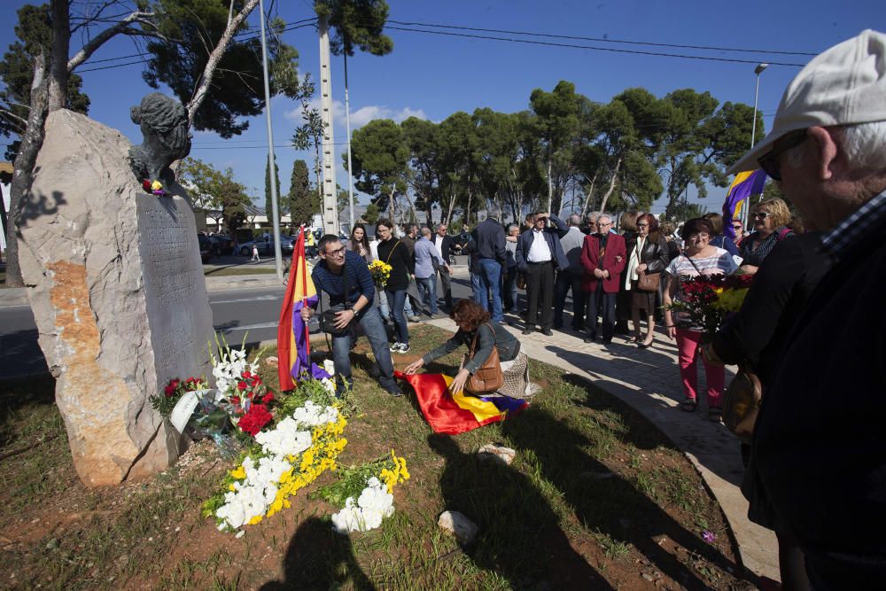 Homenaje a los difuntos en el cementerio de Castelló