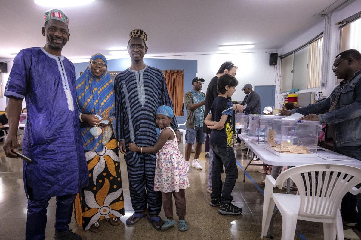 Mariama Barry, junto a su familia, en el colegio Joan Capó de Son Gotleu.