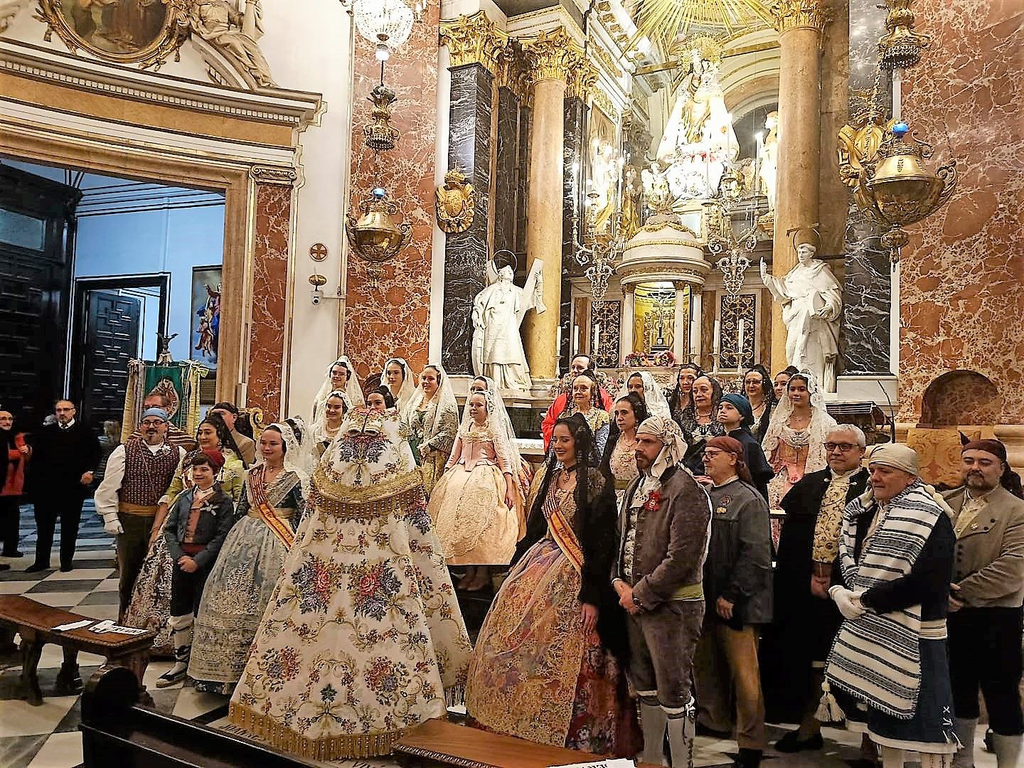 Un manto para la Virgen por los 50 años de la Falla Telefónica