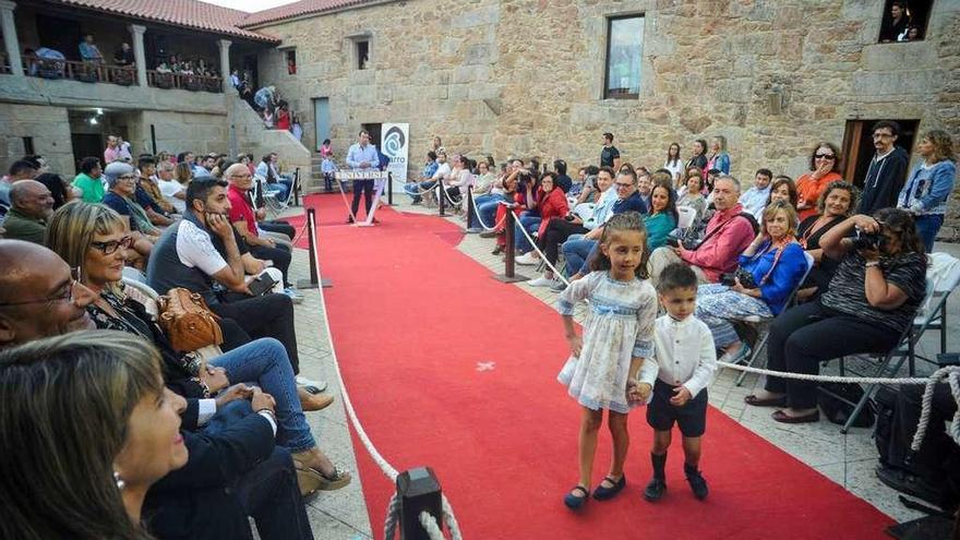 Una niña durante el desfile de moda infantil. // I. Abella