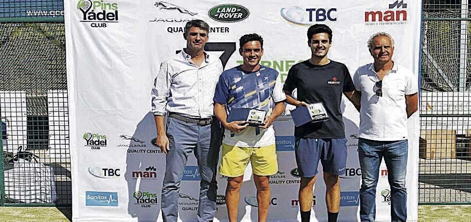 Campeones segunda categoría masculinaÁlvaro Lombardia y Xesc Manresa posan con el trofeo de campeones de segunda masculina junto a Pedro Lladó, de Solomó&Bonet-Godó, y Joan Seguí, de Obras Man.