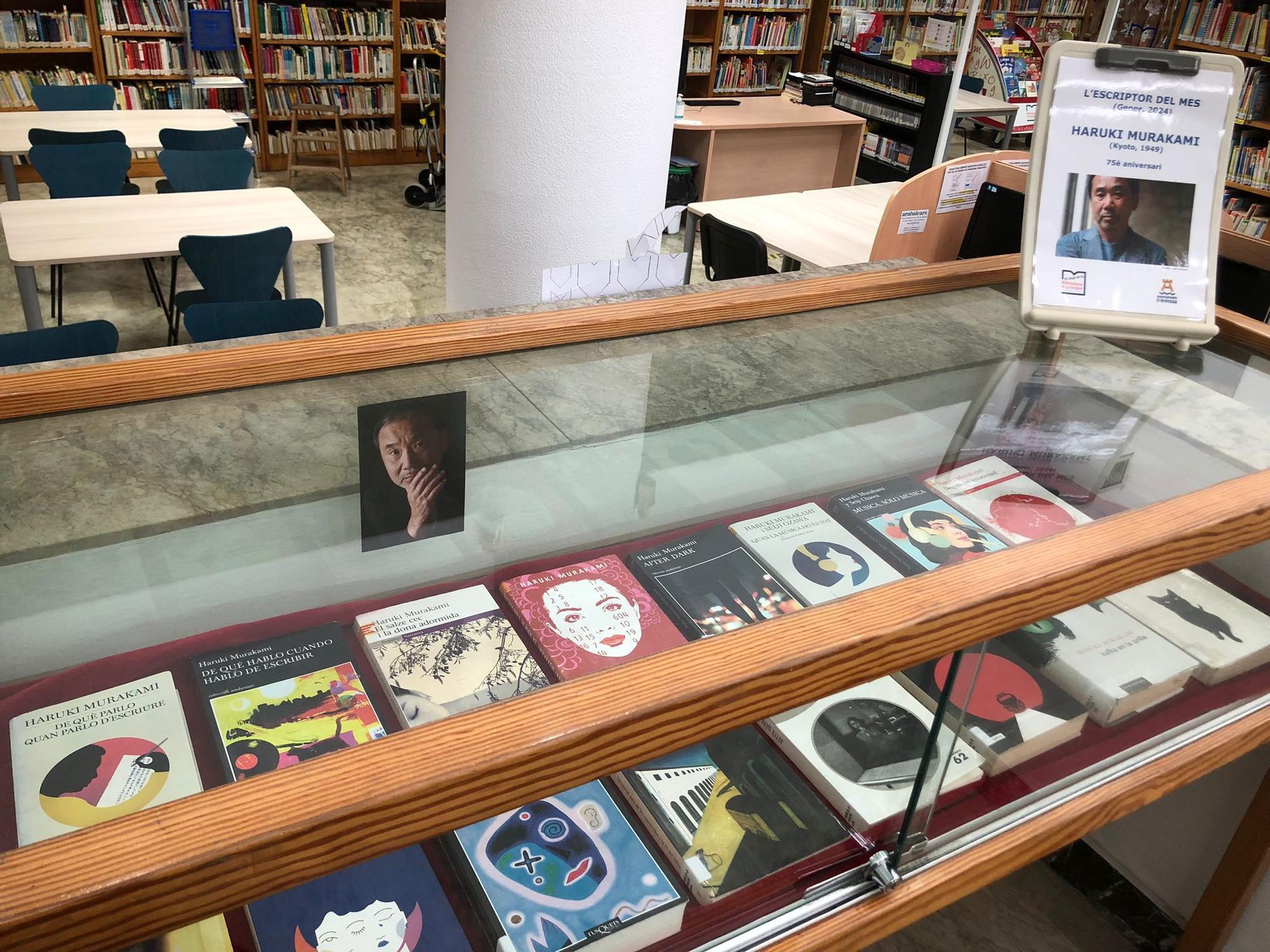 Exposició de llibres de l'autor Haruki Murakami a la Biblioteca de Can Ventosa.
