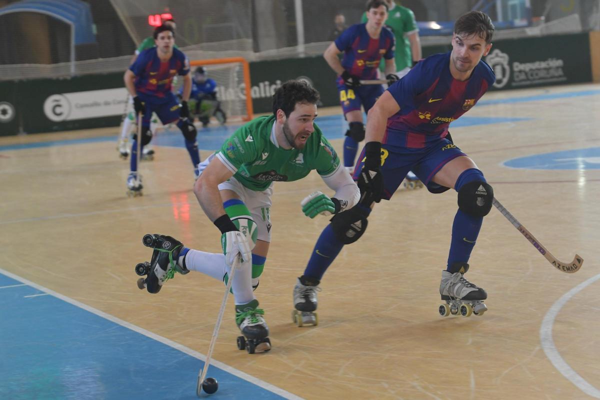 Nuno Paiva encara a Marc Grau en el Liceo-Barcelona de Riazor.