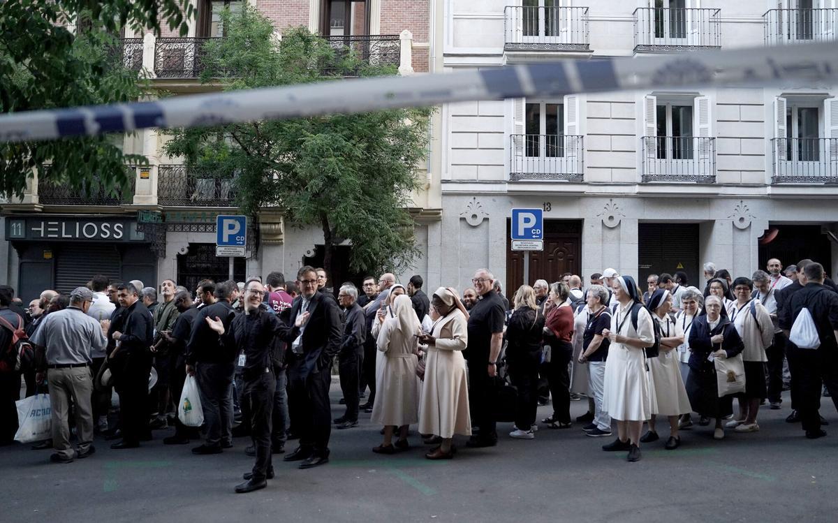 Colas de acceso a la Santa Misa del Papa León XIV en Cibeles.
