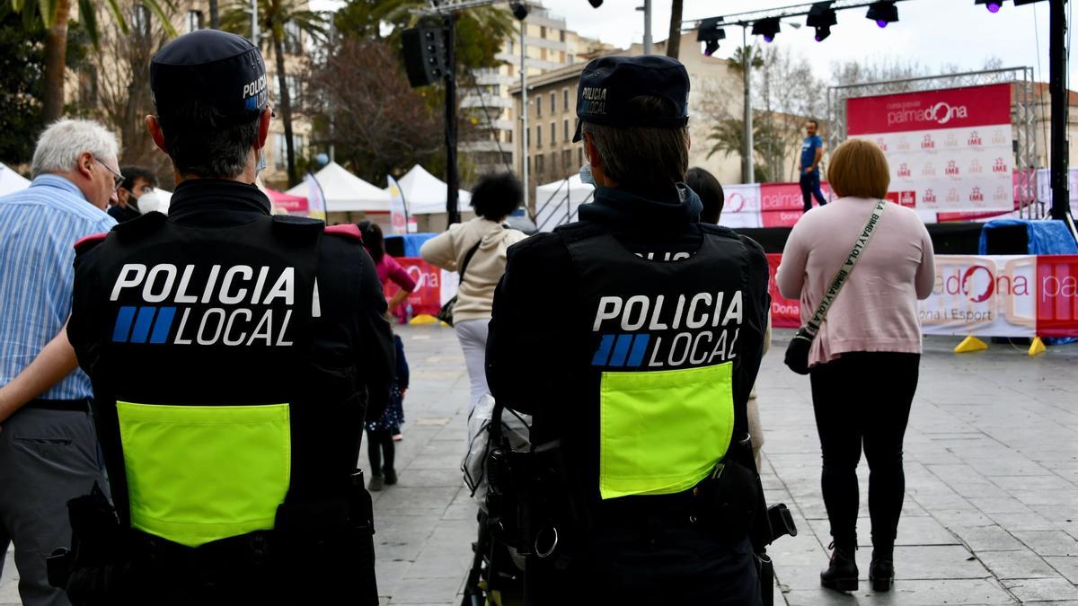 Agentes de la Policía Local durante una actuación en Palma.