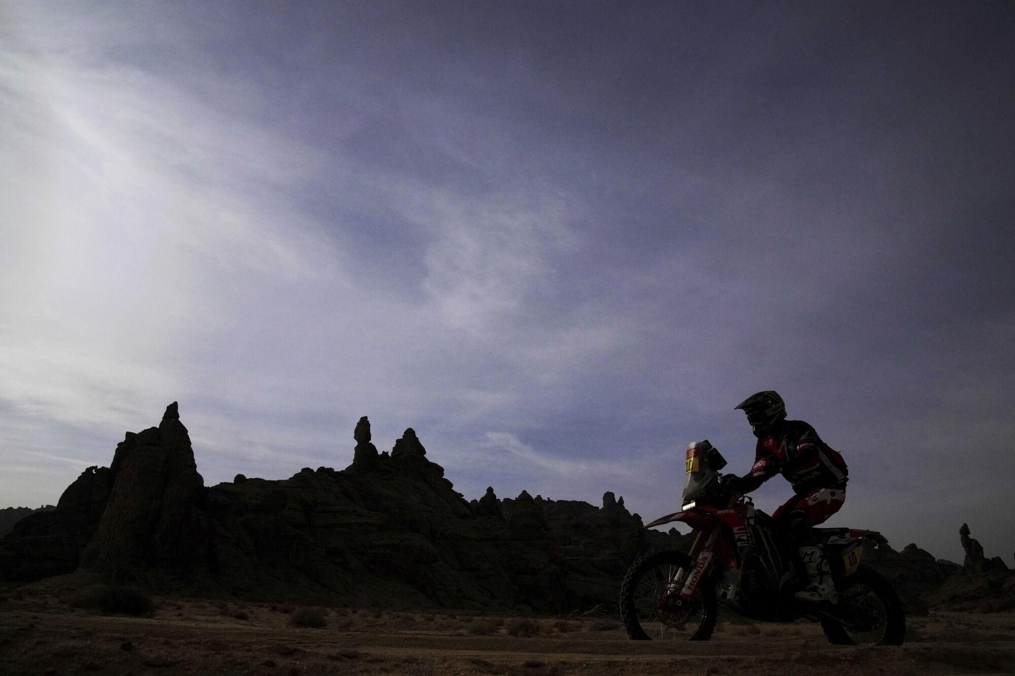 Honda rider Skyler Howes of the U.S competes during the fifth stage of the Dakar Rally between Alula and Hail, Saudi Arabia, Thursday, Jan. 9, 2025. (AP Photo/Christophe Ena). EDITORIAL USE ONLY / ONLY ITALY AND SPAIN
