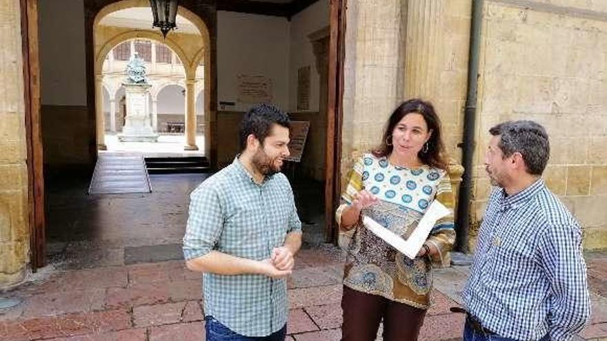 Por la izquierda, Rubén Rosón, Mónica Sánchez y Nacho Loy, ayer en el Edificio Histórico de la Universidad de Oviedo.