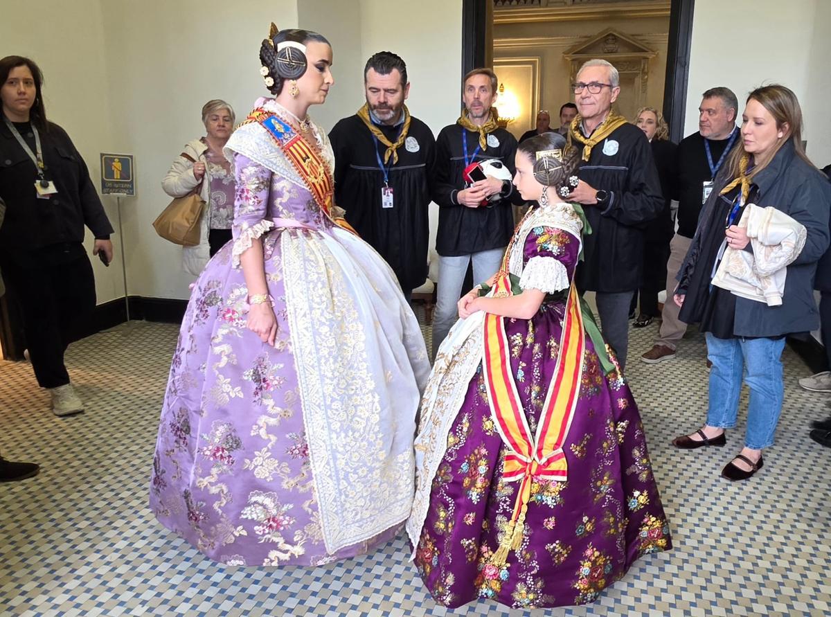 Las falleras mayores antes de salir al balcón para la mascletà del 8M.