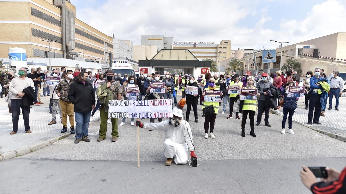 Un momento de la protesta de las Marchas de la Dignidad frente al Rosell, en la que ha participado Podemos