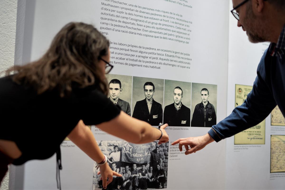 Tania González, comisaria de la exposición, y Agustí Castellano, técnico de patrimonio cultural del Museu de L'Hospitalet, explican la historia de algunos de los deportados nazis,
