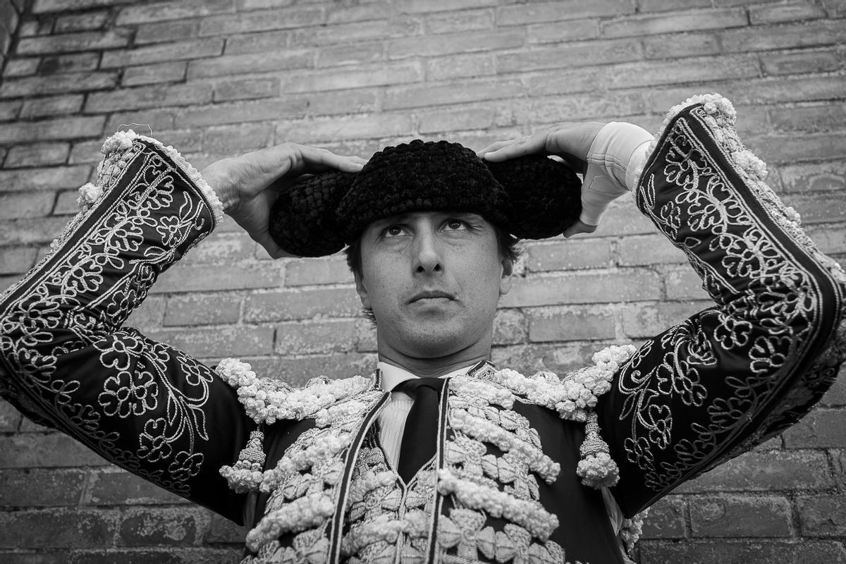 Andrés Roca Rey colocándose la montera