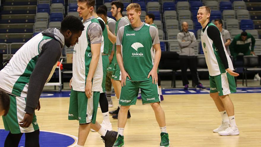 El Unicaja viajó ayer a Santiago de Compostela para disputar hoy una nueva jornada liguera.