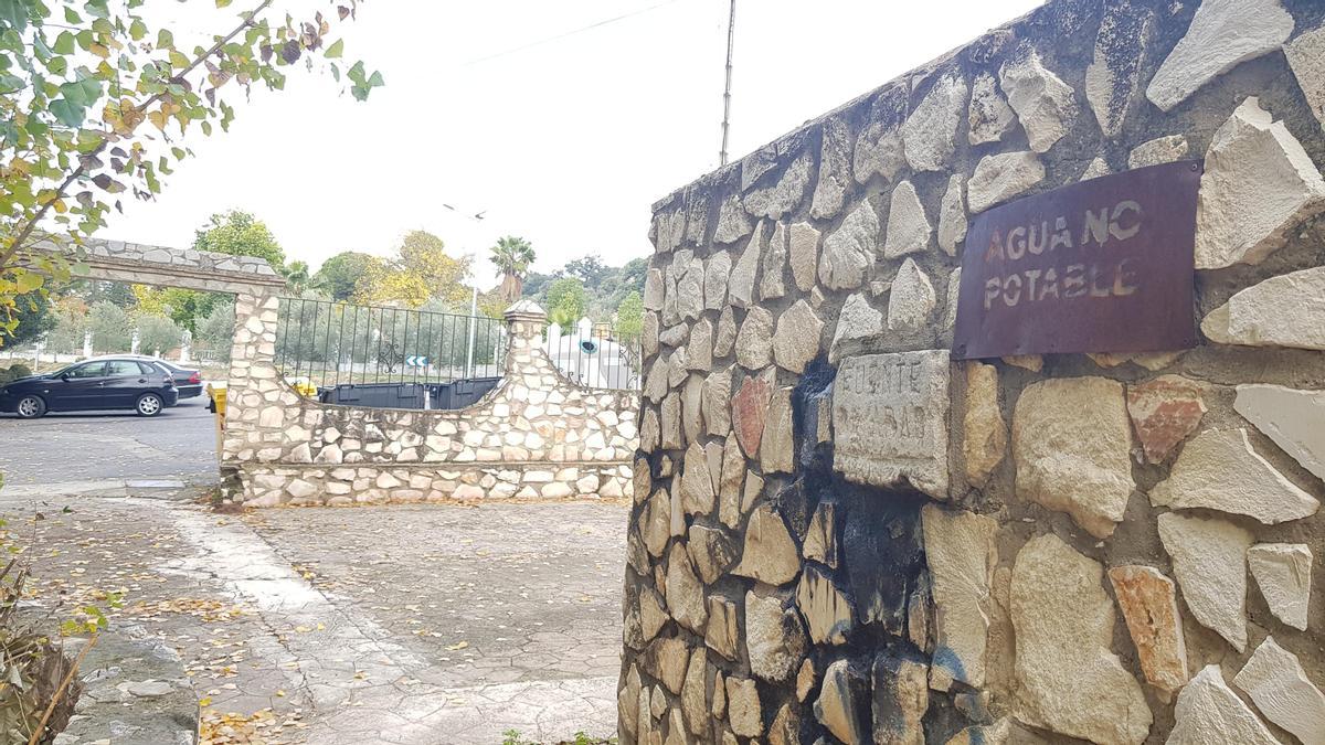 Entrada a la urbanización Campo de Aras de Lucena.