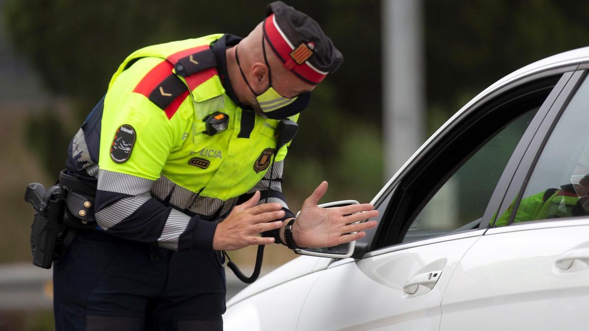 Un Policía realiza un control por las restricciones.