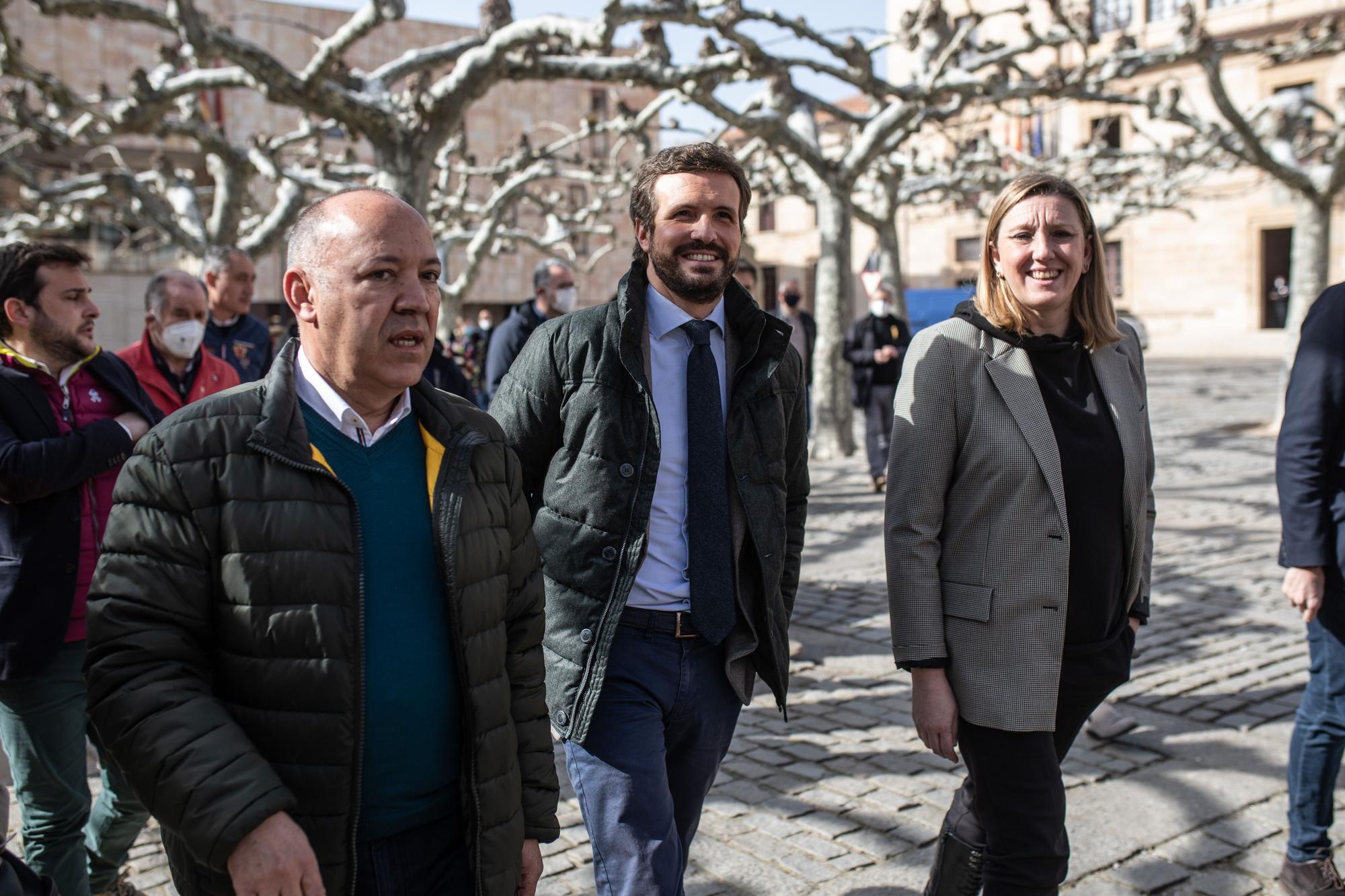 Pablo Casado pasea por Zamora