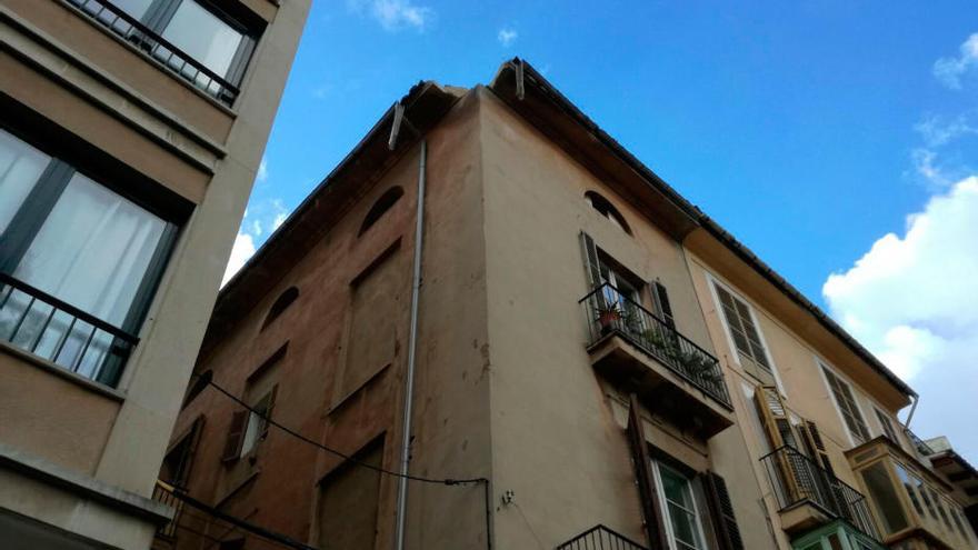 Una cornisa se desprende en la plaza del Mercat de Palma