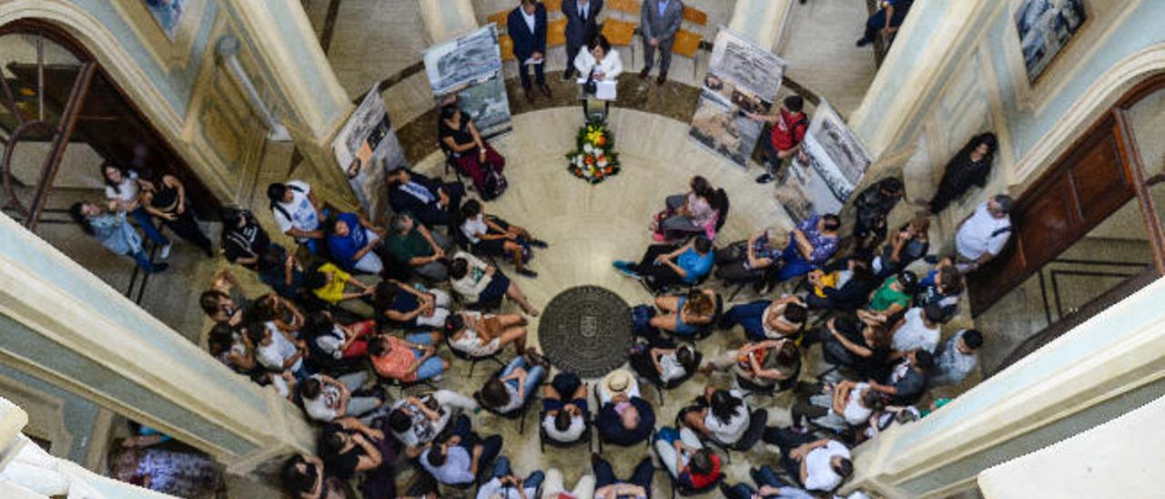 Imagen, desde la cúpula del edificio, del acto del IES Pérez Galdós en la sede institucional de la ULPGC.