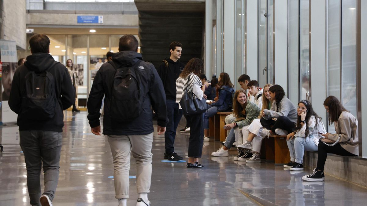Estudiantes en una facultad del campus de Vigo.