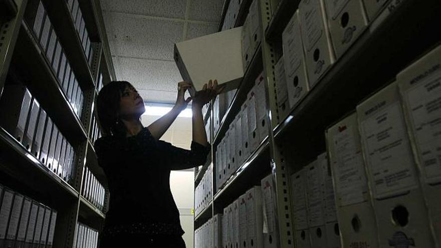 El Archivo de la Universidad de Alicante cuenta con unos 3.000 metros lineales de estanterías ocupadas por documentación.