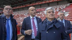 Pedro Rocha, presidente de la comisión gestora de la RFEF, en una visita a El Molinón.