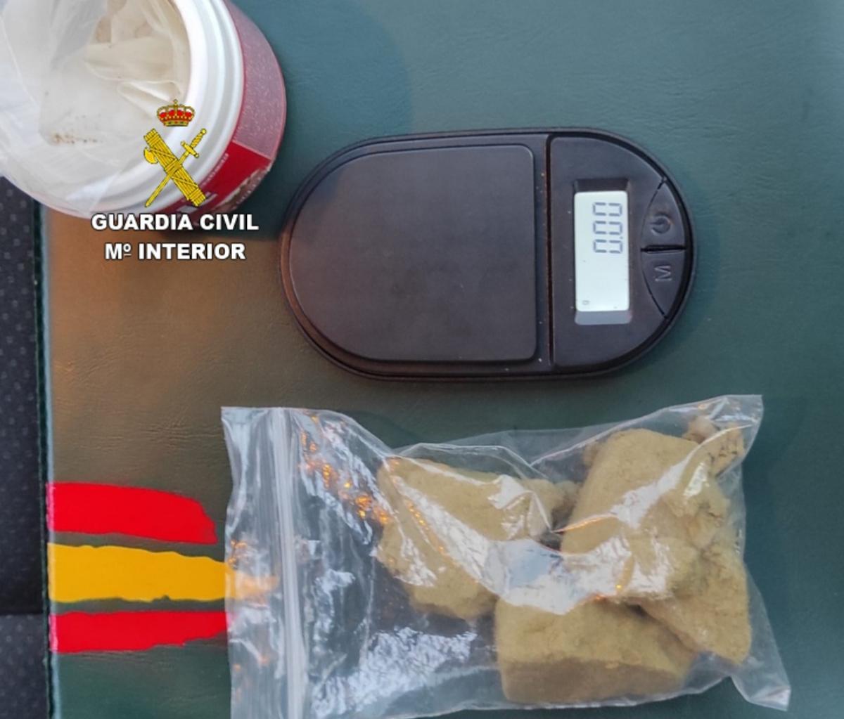 Báscula de precisión decomisada al chico de 21 años investigado por tráfico de drogas en Cangas.