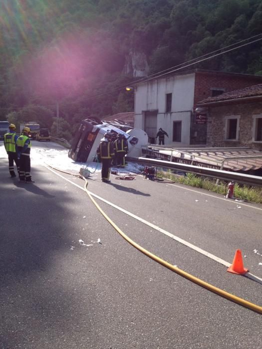 Accidente de un camión en Peñamellera