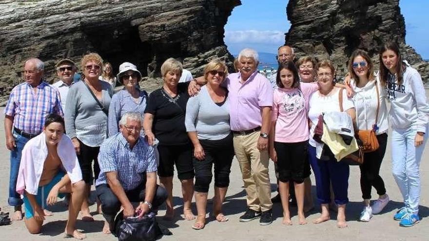 Algunos excursionistas, en la playa de As Catedrais. // Faro