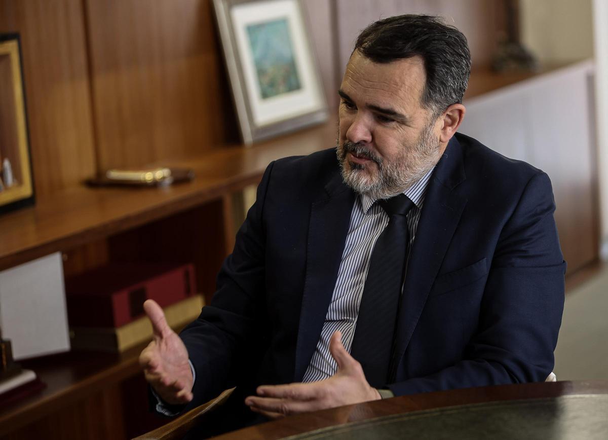El decano durante la entrevista