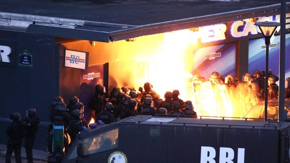 Asalto de las fuerzas de élite francesas para liberar a los rehenes que se encontraban en un supermercado judío, en Paris