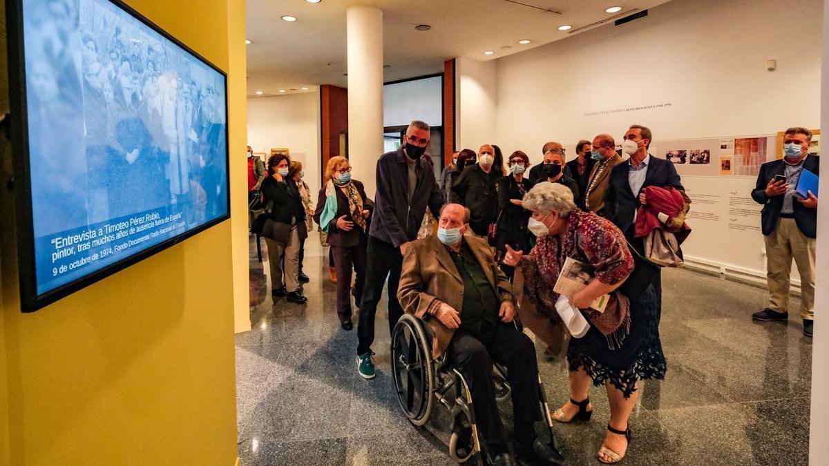 Carlos Pérez Chacel, hijo de Timoteo y Rosa, visita en silla de ruedas la exposición que el Meiac dedica a su padre.