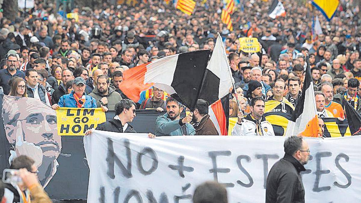 Manifestación valencianista contra la gestión de Peter Lim
