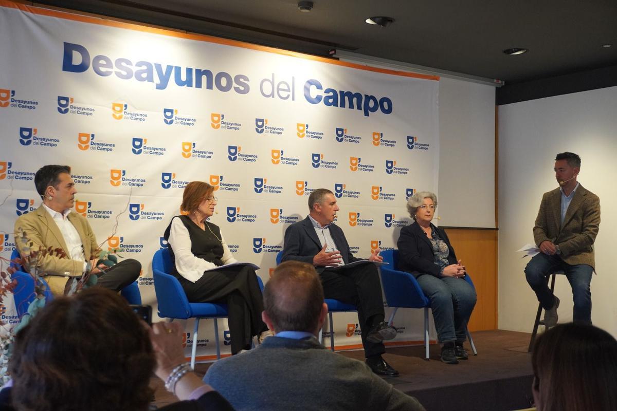 De izquierda a derecha, David Martín, asesor corporativo de retail y gran consumo y ex director de Relaciones Institucionales Carrefour España; Carmen Inglés, presidenta de AFAMMER Murcia; Adolfo García, presidente de Fundación Ingenio y Juana Pérez, presidenta de Thader Consumo.