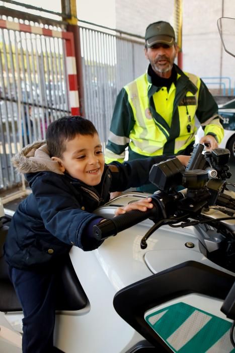 Exhibición de la Guardia Civil en el colegio Santa Olaya