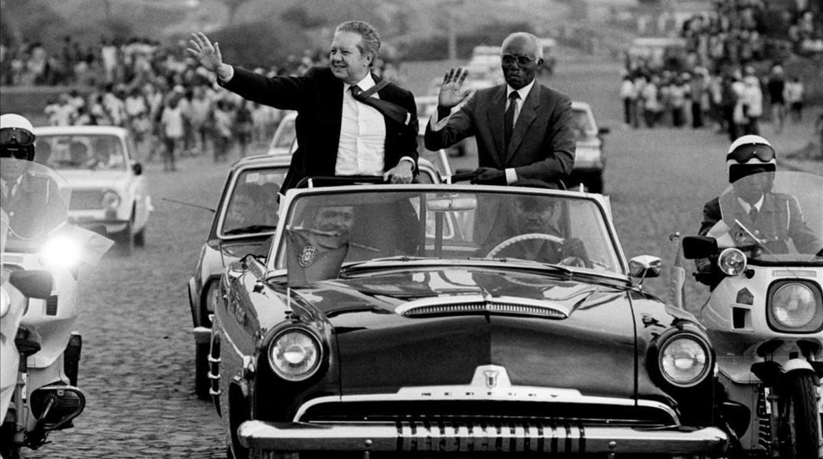 Soares y el presidente de Cabo Verde, Aristides Pereira, en Cidade da Praia, en una visita oficial a Cabo Verde, el 29 de diciembre de 1986.