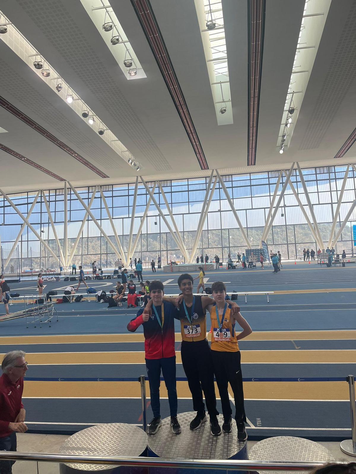 Marc Bertran, al centre, or en el triple salt dels campionats