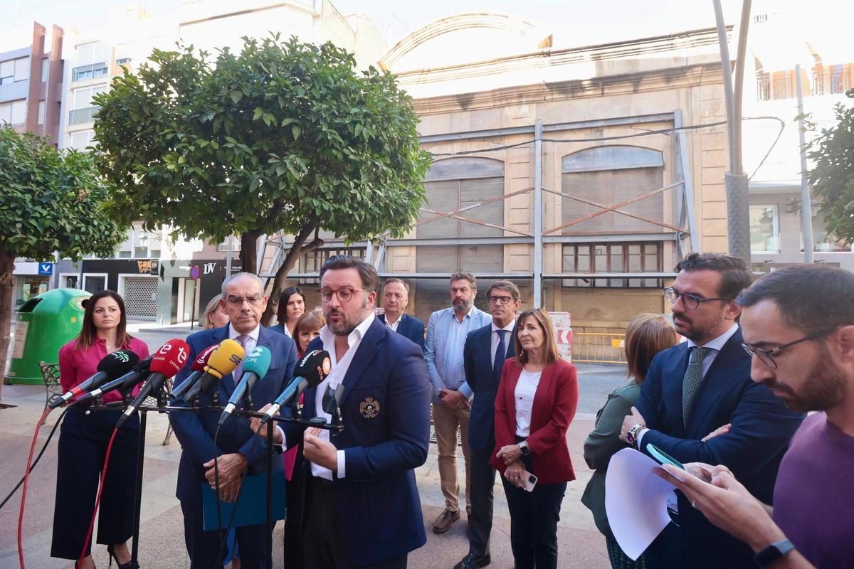El alcalde, Pablo Ruz, este lunes, con su equipo, junto a la fachada de El Progreso.