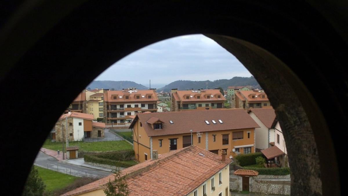 Barrio de El Redondo desde una ventana de la "Casa de Piedra", en Colombres
