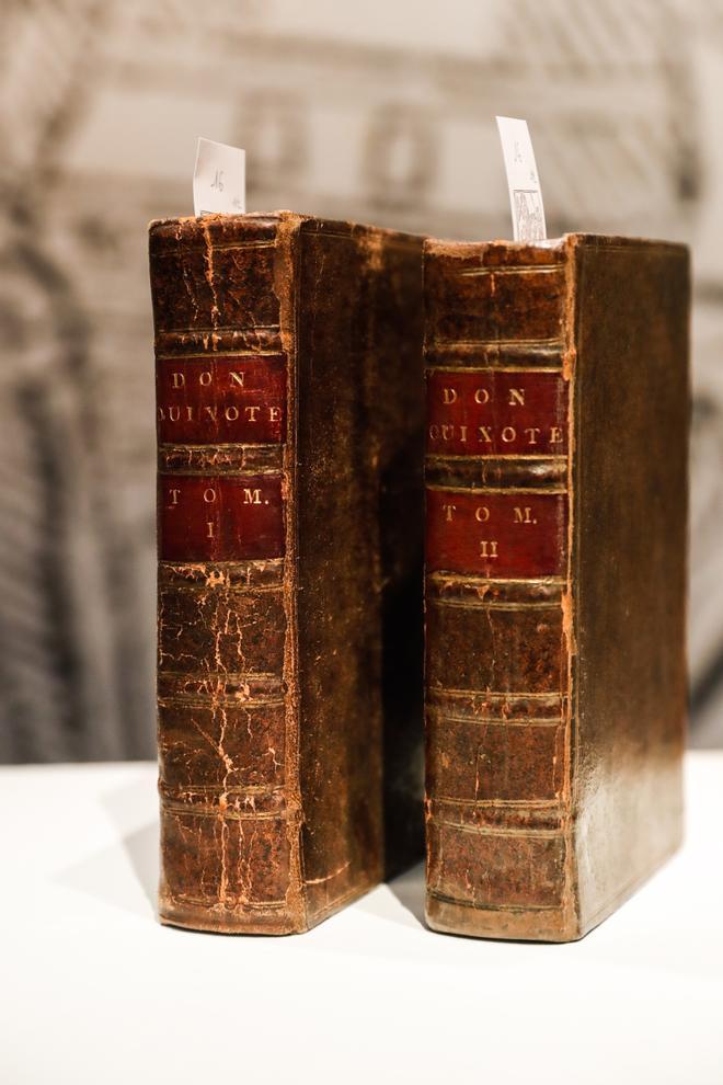 Las primeras ediciones de Don Quijote de la Mancha de Cervantes se muestran durante la exhibición de Jorge Ortiz Linares en Sotheby’s en París. EFE/ Teresa Suárez