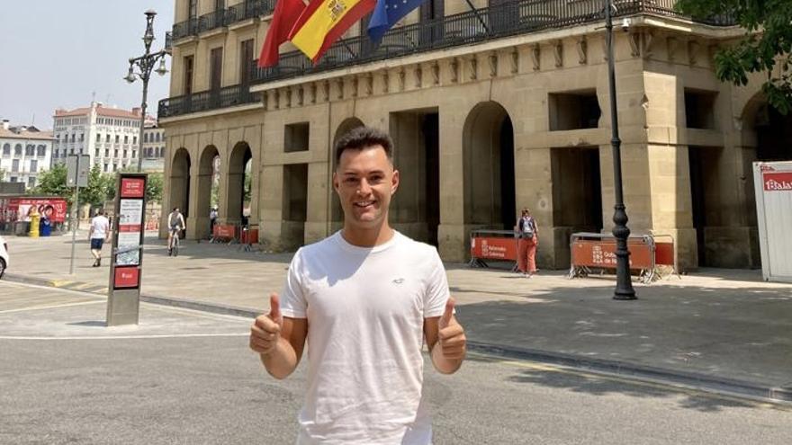 Dani Saldise posa en Pamplona tras hacerse oficial su fichaje por el Palma Futsal.