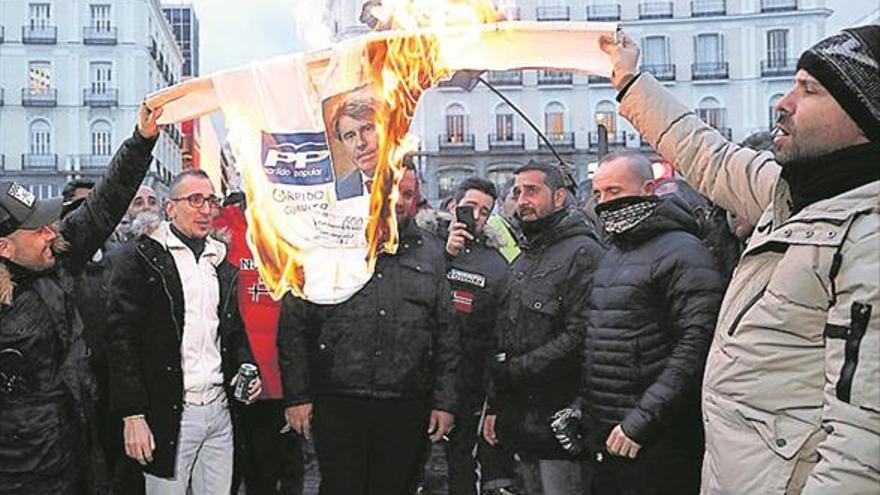 Los VTC se querellan en Cataluña y el taxi mantiene la protesta en Madrid