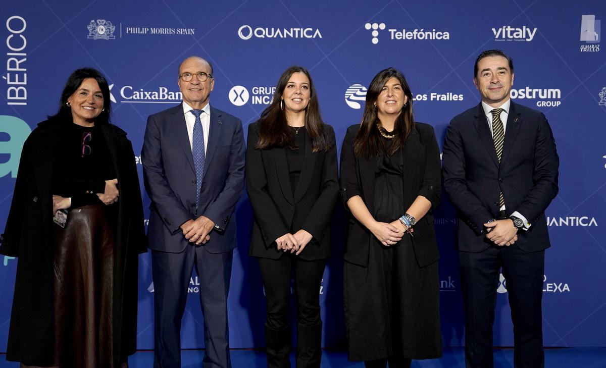 María José Ontiveros, directora gerente de Gebidexsa; Julio Morales, exdirector de Unicaja en Extremadura; Celina Pérez, directora general de Empresa de la Junta de Extremadura; Sol Giralt, secretaria general de Economía, Empresa y Comercio de la Junta de Extremadura y Miguel Ángel Mendiano, director de Avante Extremadura