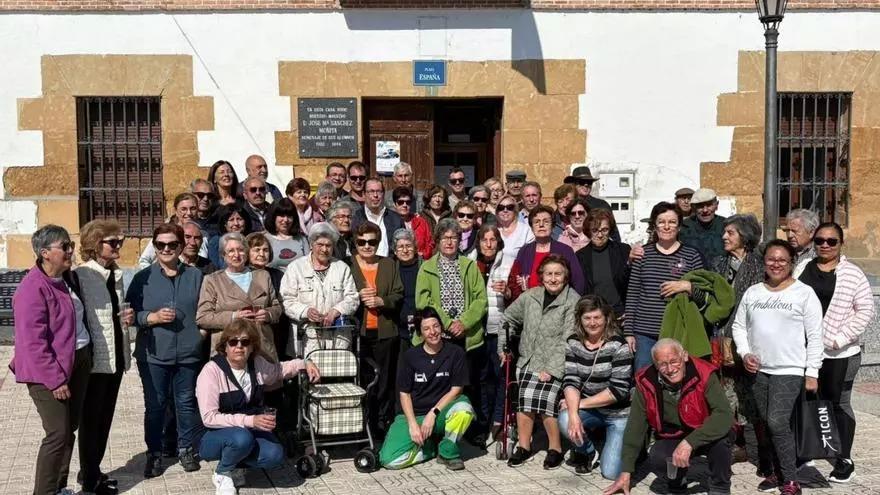 VÍDEO | El homenaje de Vadillo de la Guareña a su enfermero: "Gracias por tu buen hacer"